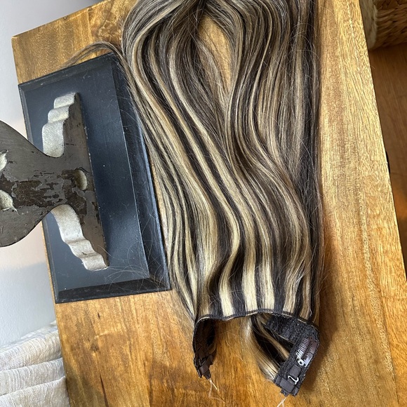 New Luxy Hidden Halo highlighted bayalage extensions 16 inches - Picture 6 of 7